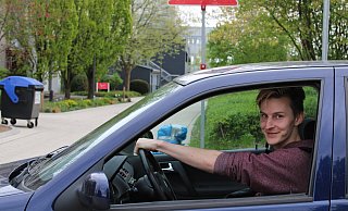 Jan Lukas Fründ findet den Poller auf der Campusallee "ein bisschen" störend, aber die Vorteile überwiegen aus seiner Sicht. - Kyrill von Matuschka Jan Lukas Fründ findet den Poller auf der Campusallee "ein bisschen" störend, aber die Vorteile überwiegen aus seiner Sicht. - Kyrill von Matuschka