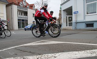 Schnell um die Ecke: Ab sofort dürfen Radler auch entgegen der Einbahnrichtung die Begastraße hoch fahren. - Archiv: Dieter Asbrock Schnell um die Ecke: Ab sofort dürfen Radler auch entgegen der Einbahnrichtung die Begastraße hoch fahren. - Archiv: Dieter Asbrock