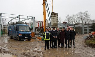 Marcus Herzog (Löschgruppenführer Laßbruch, von links), Thorsten Bünte (stellvertretender Löschgruppenführer Almena), André Nolting (Löschgruppenführer Almena), Bürgermeister Frank Meier, Katharina Rügge (Bauplanungs- und Ingenieurbüro Lutz Brakemeier), Christian Klemme (stellvertretender Löschgruppenführer Laßbruch), Robin Brand (Leiter Freiwillige Feuerwehr Extertal) und Marvin Rösch (Gemeinde Extertal) schauen sich bei der Grundsteinlegung den Baufortschritt an. - Lorraine Brinkmann