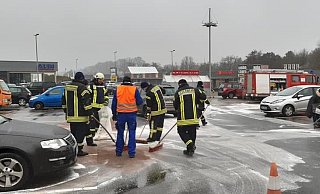 Die Feuerwehr musste auf einem Parkplatz großflächig eine Ölspur abstreuen. - Feuerwehr Extertal Die Feuerwehr musste auf einem Parkplatz großflächig eine Ölspur abstreuen. - Feuerwehr Extertal