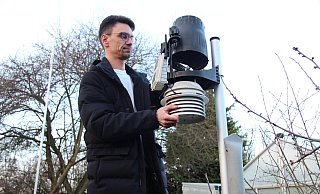 Holger Miesel kontrolliert seine Wetterstation im Garten. - Nadine Uphoff Holger Miesel kontrolliert seine Wetterstation im Garten. - Nadine Uphoff