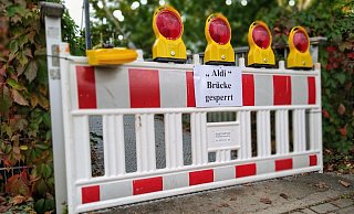 Die Stadt hat die Brücke aufgrund der Beschädigungen gesperrt. - Yvonne Glandien