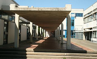 Renovierungsbedürftig: der Laubengang der Sekundarschule Nordlippe. Foto: Sylvia Frevert - Sylvia Frevert Renovierungsbedürftig: der Laubengang der Sekundarschule Nordlippe. Foto: Sylvia Frevert - Sylvia Frevert