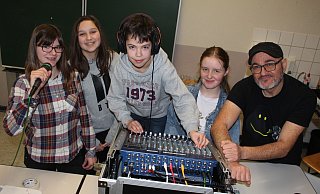 Milaine (13, von links), Stella (13), Marlon (10) und Evelyn (15) freuen sich, dass sie mit der Unterst&uuml;tzung von Gandhi Chahine, einem der ersten deutschsprachigen Rapper, einen eigenen Song produzieren d&uuml;rfen. - Michaela Wei&szlig;e