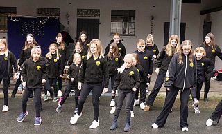 Die Brinxen Bande zeigte in gro&szlig;er Gruppe T&auml;nze. - Rudi Rudolph