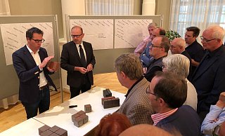 Dieser Stein soll es sein: Landschaftsarchitekt Nils Kortemeier (links) beschreibt im Kurhaus die Eigenschaften des roten Klinkers, für den sich die Politik im Anschluss entscheiden wird. Neben Kortemeier steht der Technische Beigeordnete der Stadt, Bernd Zimmermann. - Thomas Reineke Dieser Stein soll es sein: Landschaftsarchitekt Nils Kortemeier (links) beschreibt im Kurhaus die Eigenschaften des roten Klinkers, für den sich die Politik im Anschluss entscheiden wird. Neben Kortemeier steht der Technische Beigeordnete der Stadt, Bernd Zimmermann. - Thomas Reineke
