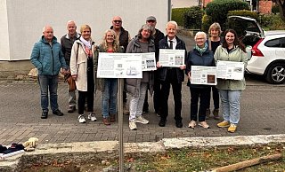 Die Verantwortlichen aus der Dorfgemeinschaft freuen sich mit Corinna Will von der Gemeinde Kalletal (Dritte von links) und Initiator R&uuml;diger K&ouml;lling (Siebter von links) &uuml;ber die Erweiterung des Digitalpfades. - Heimatverein