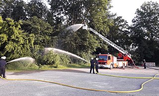 Nur eine Übung: Die Feuerwehr probt die richtige Taktik für den Waldbrand. Denn Flammen im Forst sind für die Helfer immer eine besondere Herausforderung. - Stephan Helms/Feuerwehr Lemgo