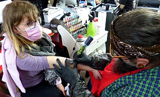 Jennifer Gersdecker entschied sich für ein mausähnliches Fantasietier auf der Innenseite des Unterarms, und Maikel von der Tattoo-Manufaktur in Höxter zückt die Nadeln. - Rudi Rudolph
