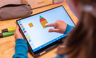 Künftig werden die Schüler überwiegend digital arbeiten – gerade in Pandemie-Zeiten ist die entsprechende Ausstattung daher wichtig. - Florian Schuh/dpa