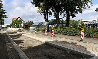 Bauarbeiten: Die Fahrbahnoberfl&auml;chen am Bahnhof in Asemissen werden zurzeit erneuert.&nbsp; - Thomas Dohna