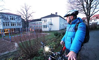 Streetworker Matthias Mörchel radelt auf seiner Tour durch Detmold verschiedene Treffpunkte von Jugend-Gruppen ab. Oft treffen sie sich auf Schulhöfen, wie hier am Grabbe-Gynasium. - Patrick Bockwinkel