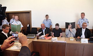 Das war der Prozessauftakt: Auf der Anklagebank finden sich (von links) Anwalt Jann Popkes, sein Mandant Heiko V., Anwalt Jürgen Bogner, sein Mandant Mario S., Andreas V. und sein Anwalt Johannes Salmen. - Bernhard Preuss Das war der Prozessauftakt: Auf der Anklagebank finden sich (von links) Anwalt Jann Popkes, sein Mandant Heiko V., Anwalt Jürgen Bogner, sein Mandant Mario S., Andreas V. und sein Anwalt Johannes Salmen. - Bernhard Preuss