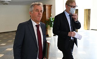 Frankfurts Polizeipräsident Gerhard Bereswill (l) und Sicherheitsdezernent Markus Frank haben für das Wochenende eine Sperrstunde für den Opernplatz verhängt. - Foto: Arne Dedert/dpa