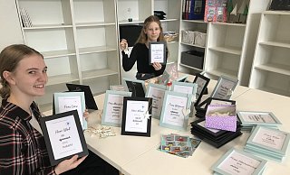 Paula Peters (links) und Iliana Warkentin zeigen die Geschenke für die Lehrer. - Edith Kemeny