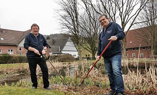 Wollen den Mittleren Teich in Sonneborn vom Tannenwedel-Wildwuchs befreien: Matthias Müller (links) und Meik Hausmann vom Heimatverein Sonneborn starten mit der Dorfgemeinschaft zusammen eine Teichrenovierung. - Sylvia Frevert Wollen den Mittleren Teich in Sonneborn vom Tannenwedel-Wildwuchs befreien: Matthias Müller (links) und Meik Hausmann vom Heimatverein Sonneborn starten mit der Dorfgemeinschaft zusammen eine Teichrenovierung. - Sylvia Frevert