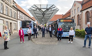 Die beteiligten Partner – Stadtwerke Lemgo, Omnibusbetriebe Linke, Karl Köhne Omnibusbetriebe und die Kommunale Verkehrsgesellschaft Lippe – freuen sich mit dem geschäftsführenden Vorstand von Lemgo Marketing auf die bevorstehende Aktion. - Michael Reimer