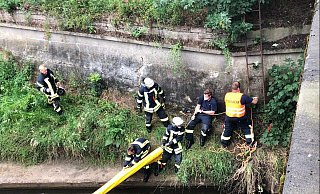 Einsatzkräfte der Salzufler Wehr setzen zwei Ölsperren. - Feuerwehr Bad Salzuflen