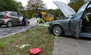 Unfall in Schönemark: Der BMW hatte einen Fahrschulwagen in Fahrtrichtung Detmold überholt und war dabei ins Schleudern geraten und dann mit seiner rechten Seite in den entgegenkommenden Kia geprallt. Für Rettungs- und Aufräumarbeiten musste die B239 komplett gesperrt werden. - Jost Wolf