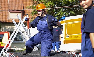 Im Hindernissparcour versuchen die Jugendlichen w&auml;hrend des Festwochenendes zum 50-j&auml;hrigen Bestehen der  Jugendwehren Remmighausen und Diestelbruch, eine Kugel auf einem Spritzenrohr zu balancieren. - Laurenz Tegethoff