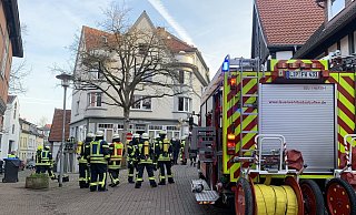 Einsatzkräfte der Feuerwehr ließen am Mittwoch ein Wohngebäude in der Bad Salzufler Innenstadt evakuieren. - Feuerwehr Bad Salzuflen