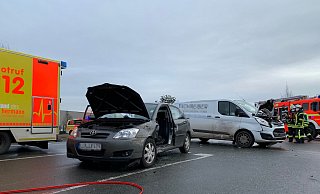 Der Fahrer eines Toyotas musste nach einem Verkehrsunfall auf der Heerserheider Straße / Ecke Daimler Straße von der Freiwilligen Feuerwehr Bad Salzuflen aus seinem Wagen befreit werden. - Daniel Hobein / Feuerwehr Bad Salzuflen Der Fahrer eines Toyotas musste nach einem Verkehrsunfall auf der Heerserheider Straße / Ecke Daimler Straße von der Freiwilligen Feuerwehr Bad Salzuflen aus seinem Wagen befreit werden. - Daniel Hobein / Feuerwehr Bad Salzuflen