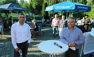 Herausforderer Dirk Tolkemitt (vorne, links) und der amtierende Bürgermeister Dr. Roland Thomas waren der Einladung von (hinten) Dr. Johann Malcher und Monika Kramer vom Verein "Schötmar - Zukunft gestalten" in den Biergarten des "Family & Friends" am Schötmaraner Schützenhaus gefolgt. - Alexandra Schaller Herausforderer Dirk Tolkemitt (vorne, links) und der amtierende Bürgermeister Dr. Roland Thomas waren der Einladung von (hinten) Dr. Johann Malcher und Monika Kramer vom Verein "Schötmar - Zukunft gestalten" in den Biergarten des "Family & Friends" am Schötmaraner Schützenhaus gefolgt. - Alexandra Schaller