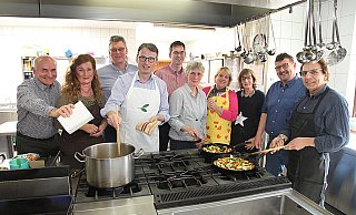 Bereiten das gemeinsame Mahl im Hörster Krug vor: (von links) Wilhelm Wortberg, Angelika Tölle-Cassano, Frank Drexhage (Bündnis 90/Die Grünen), Dr. Stefan Everding (CDU), Matthias Kalkreuter (SPD), Petra Niederdorf, Martina Hannen (FDP), Coby Wulf, Uwe Detert (AfD) und Guiseppe Cassano. - Vera Gerstendorf-Welle