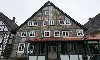 Von außen macht die Künsterklause in Schwalenberg trotz 35 Jahre Lehrstand noch eine guten Eindruck. Erst bei näherem Hinsehen, sieht man den Zahn der Zeit. - Jost Wolf