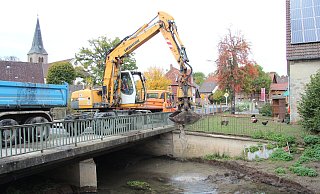 Die Mitarbeiter der Firma Runte aus Detmold haben am Dienstag und Mittwoch das Flussbett der Bega im Ort Bega ausgebaggert. Dazu musste die Bundesstraße 66 halbseitig gesperrt werden. Eine Baustellenampel regelte den Verkehr. - Nadine Uphoff