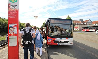 Umsteigen (hier am Lemgoer Bahnhof) ist künftig nicht mehr notwendig. Zwischen Detmold und Kalletal soll eine Schnellbuslinie als „Campus-Express" fahren. - Jens Rademacher Umsteigen (hier am Lemgoer Bahnhof) ist künftig nicht mehr notwendig. Zwischen Detmold und Kalletal soll eine Schnellbuslinie als „Campus-Express" fahren. - Jens Rademacher