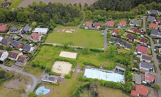 Das ehemalige Freibadgelände: Hier soll die NRW.Urban, eine hundertprozentige Beteiligungsgesellschaft des Landes NRW, nach dem Willen von SPD, FWG und FDP für bezahlbaren Wohnraum sorgen. - Gemeinde Augustdorf