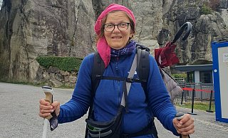 May Evers ist nach sechswöchiger Wanderung am Ziel, an den Externsteinen angelangt. - Katharina Beyer May Evers ist nach sechswöchiger Wanderung am Ziel, an den Externsteinen angelangt. - Katharina Beyer