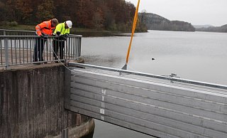 Im November 2014 wurden erstmals die beiden Sperren in eigens dafür angebrachte Schienen gesetzt, um das Seewasser draußen zu halten. Die Sonderanfertigung zahlt sich jetzt aus. - Marianne Schwarzer(LZ) Im November 2014 wurden erstmals die beiden Sperren in eigens dafür angebrachte Schienen gesetzt, um das Seewasser draußen zu halten. Die Sonderanfertigung zahlt sich jetzt aus. - Marianne Schwarzer(LZ)
