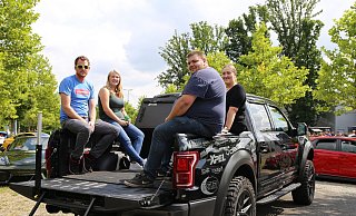 Auf dem Pick-Up von NET, einem Tuning Teile Händler, sitzen Jan Hillemeyer, Syntia Niestroj, Dennis Bergemann und Melanie Schmidt. - Alina Hetland Auf dem Pick-Up von NET, einem Tuning Teile Händler, sitzen Jan Hillemeyer, Syntia Niestroj, Dennis Bergemann und Melanie Schmidt. - Alina Hetland