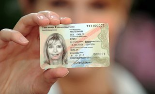 Muster des Personalausweises - dpa