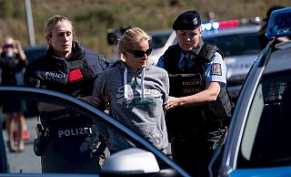 Bayerische und tschechische Polizisten nehmen in Furth in Wald (Bayern) an einer gemeinsamen Einsatzübung teil. - Sven Hoppe/dpa