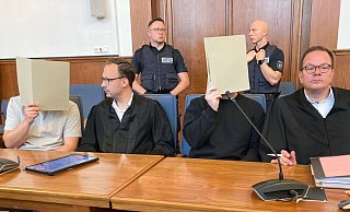 Die angeklagten Polizeibeamten und ihre Verteidiger im Landgericht Dortmund. - Carsten Linnhoff/dpa