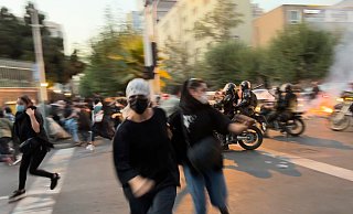 Auf diesem Bild vom 19. September 2022, das von der Associated Press außerhalb des Irans beschafft wurde, fliehen Frauen während eines Protestes in Tehran vor der Polizei. - Uncredited/AP/dpa Auf diesem Bild vom 19. September 2022, das von der Associated Press außerhalb des Irans beschafft wurde, fliehen Frauen während eines Protestes in Tehran vor der Polizei. - Uncredited/AP/dpa
