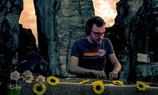 Das DJ-Projekt „Bill Jackin" aus Lemgo hat an den Externsteinen eine 90 minütige Session gedreht. - Billy Jackin Das DJ-Projekt „Bill Jackin" aus Lemgo hat an den Externsteinen eine 90 minütige Session gedreht. - Billy Jackin