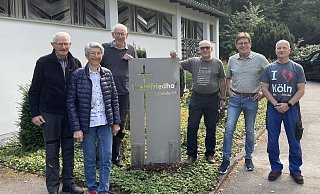 Die Vorstandsmitglieder Ralf Maluga, Gerold Knettermeier, Martin Kauer und Rainer Kasemeier freuen sich mit Marlis und Oswald Schäffer (von rechts) über die neue Edelstahl-Stele vor der Kapelle. - Pro Waldfriedhof