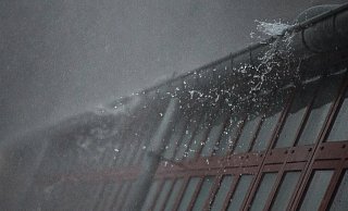Der Deutsche Wetterdienst rechnet bis zum Wochenende mit Regen und starkem Wind. - Symbolbild: Silas Stein/dpa