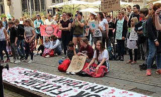In Lemgo treffen sich im Mai bereits mehr als 100 Klima-Aktivisten und ziehen durch die Innenstadt. - Archivfoto: Nadine Uphoff