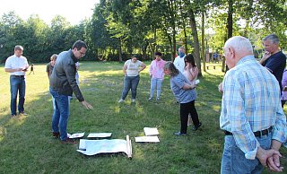 Manuel Bröker (Fachbereich Bauen, Planen, Umwelt) erläutert den Anwohnern des Spielplatzes Schlesierstraße anhand von Plänen, wie der Bolzplatz aufgewertet und das Gelände insgesamt barrierefrei gestaltet werden soll. Links Bürgermeister Dr. Andreas J. Wulf. - Dieter Asbrock Manuel Bröker (Fachbereich Bauen, Planen, Umwelt) erläutert den Anwohnern des Spielplatzes Schlesierstraße anhand von Plänen, wie der Bolzplatz aufgewertet und das Gelände insgesamt barrierefrei gestaltet werden soll. Links Bürgermeister Dr. Andreas J. Wulf. - Dieter Asbrock
