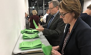 Die Entscheidung naht: Myriam Heidemann und Wolfgang Sander von der Stadtverwaltung zählen im Netzwerk die Zettel für die geheime Abstimmung über die autoarme Innenstadt aus. - Thomas Reineke