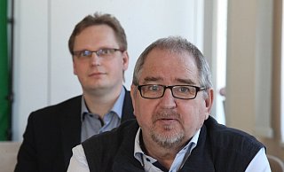 Dietmar Sommer trägt furchtbare Erinnerungen an seine Kinder-Kur im Schwarzwald mit sich herum. Die Eindrücke wurde er niemals los. Landtagsabgeordneter Dennis Maelzer (links) will dem Phänomen „Verschickungskinder" auf den Grund gehen und hat eine Kleine Anfrage an die Landesregierung gestellt. Nun hat er eine Antwort bekommen. - Vera Gerstendorf-Welle