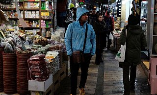 Menschen gehen ihren Geschäften nach auf dem Tajrish-Basar im Norden von Teheran. - Vahid Salemi/AP/dpa Menschen gehen ihren Geschäften nach auf dem Tajrish-Basar im Norden von Teheran. - Vahid Salemi/AP/dpa