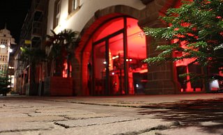 Die Me-Lounge am Lemgoer Marktplatz leuchtet zur Probe. Am Wochenende wollen Lemgoer Gastronomen ihre Lokale in rotes und grünes Licht tauchen. - Janet König