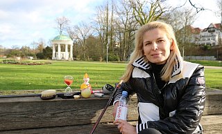 Iris Ückermann sitzt im Kurpark. Sie hat einige ihrer Utensilien mitgebracht, die sie bei ihrem Kneipp-Coaching einsetzt, um das Ganze besser zu veranschaulichen: Darunter eine Sanduhr, ein Stehauf-Männchen und Wasser. - Alexandra Schaller Iris Ückermann sitzt im Kurpark. Sie hat einige ihrer Utensilien mitgebracht, die sie bei ihrem Kneipp-Coaching einsetzt, um das Ganze besser zu veranschaulichen: Darunter eine Sanduhr, ein Stehauf-Männchen und Wasser. - Alexandra Schaller