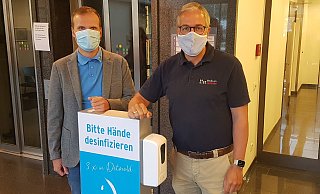 Neuer Versuch: Nach dem Diebstahl konnten Michael Klemme von Kühlmus und Grabbe (links) und Apotheker Christian Schmidt wieder Spender im Medicum aufstellen.  - Marianne Schwarzer(LZ)
